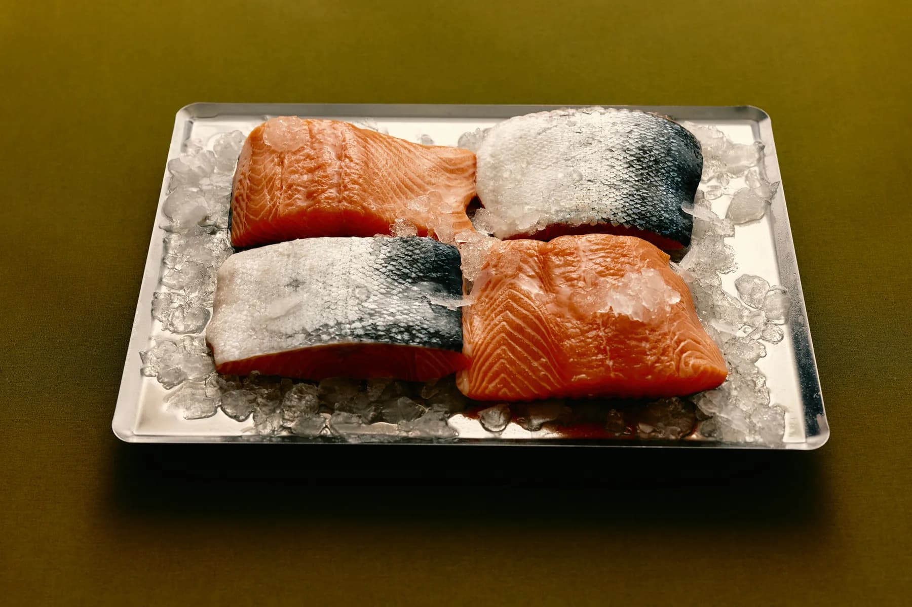 Frischer Lachs, editorial auf einem Tablett angerichtet