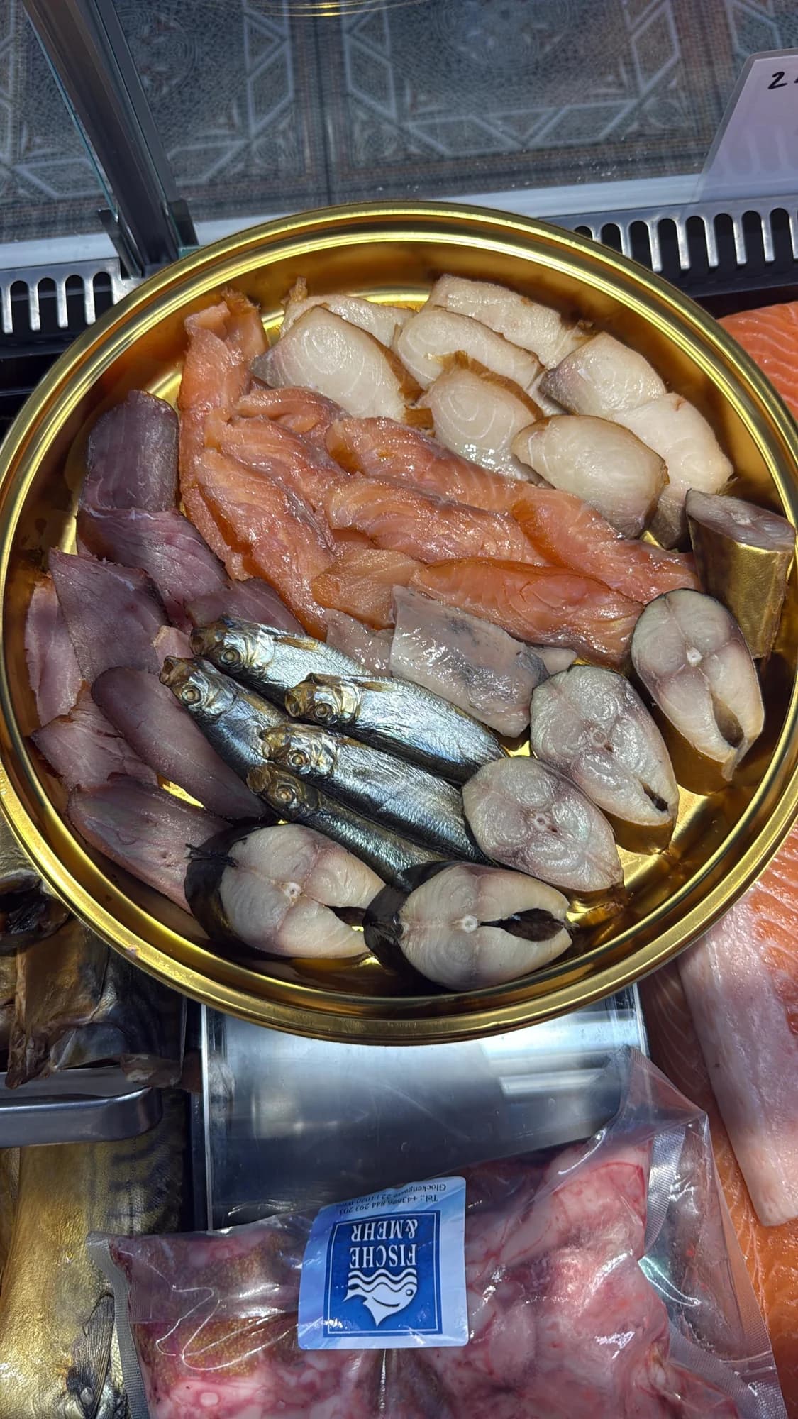 Ausgewählte Fischspezialitäten auf einer Platte in der Auslage