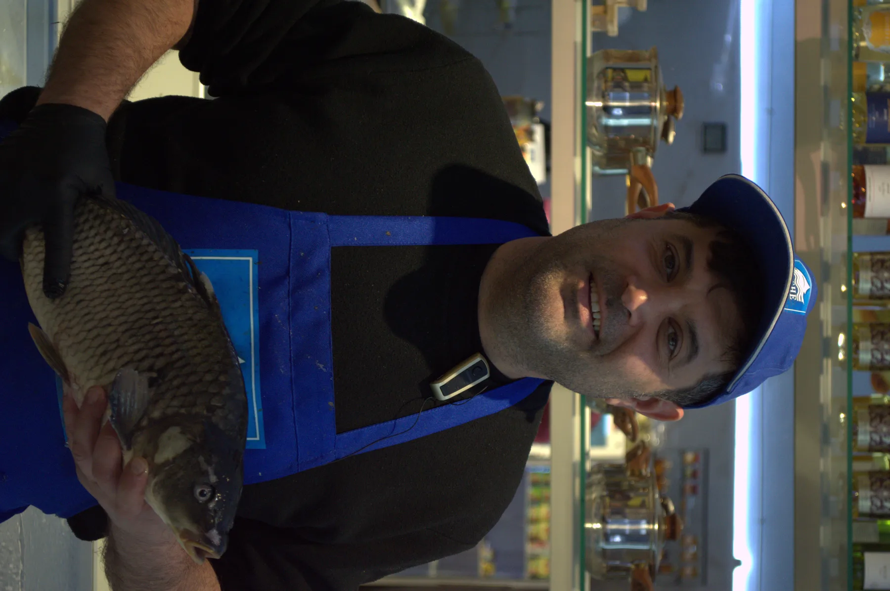 Der Inhaber von Fische & mehr mit frischem Fisch