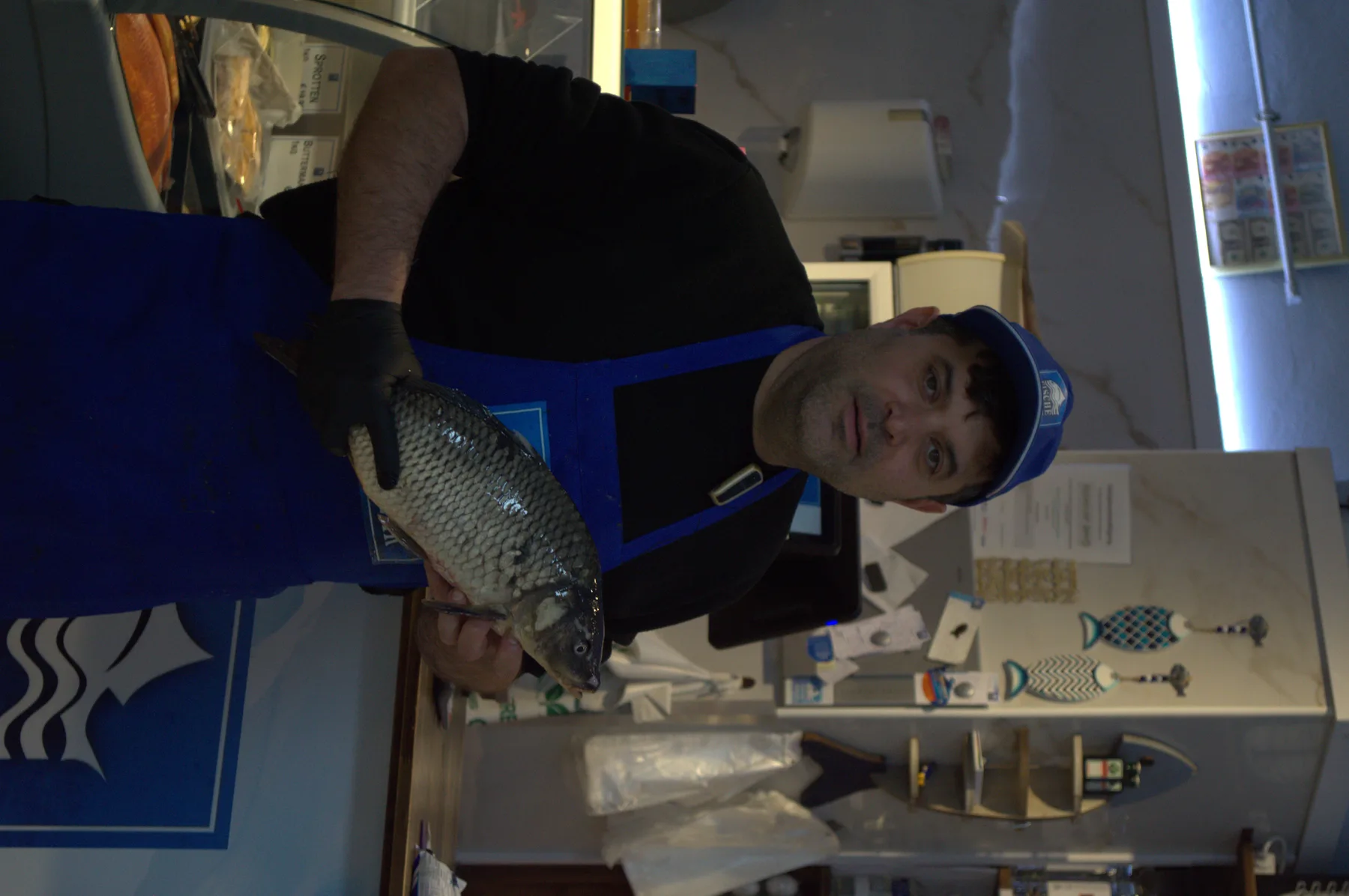 Der Inhaber von Fische & mehr im Laden