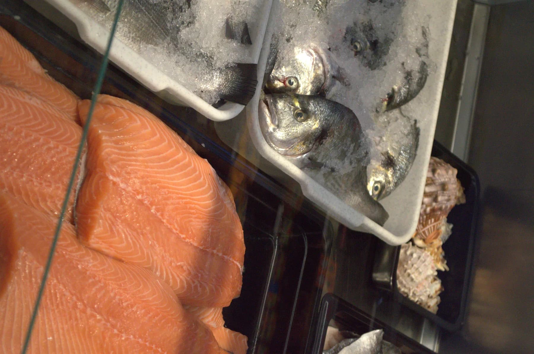 Lachsfilet und ganzer Fisch in der Auslage