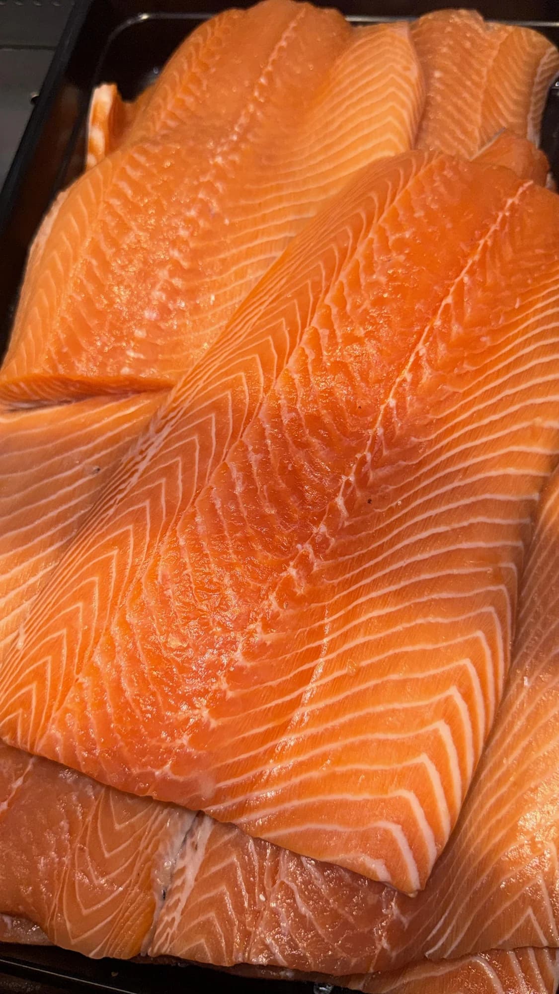 Frische Lachsfilets in der Auslage