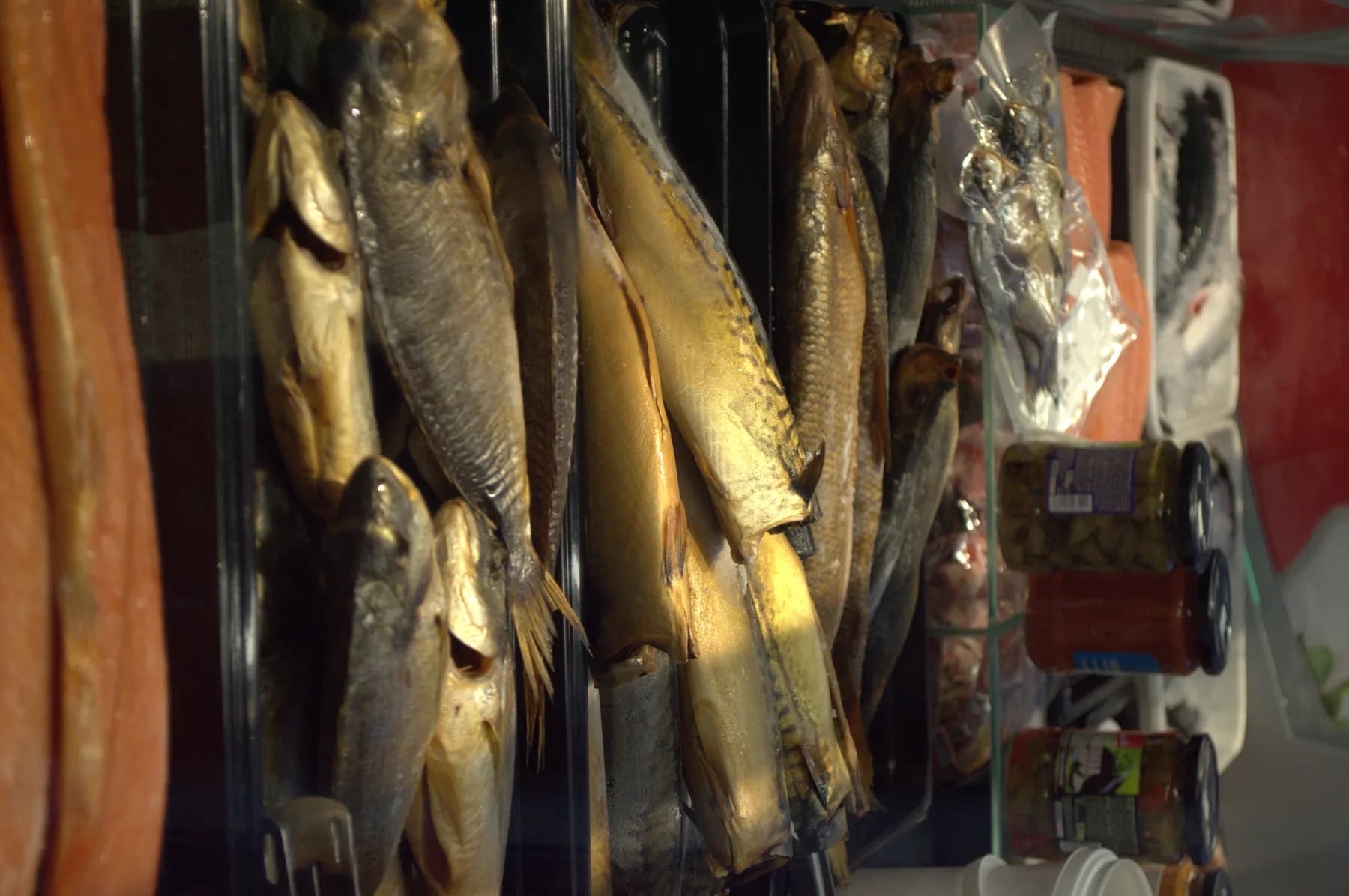 Geräucherter Fisch im Verkaufstresen
