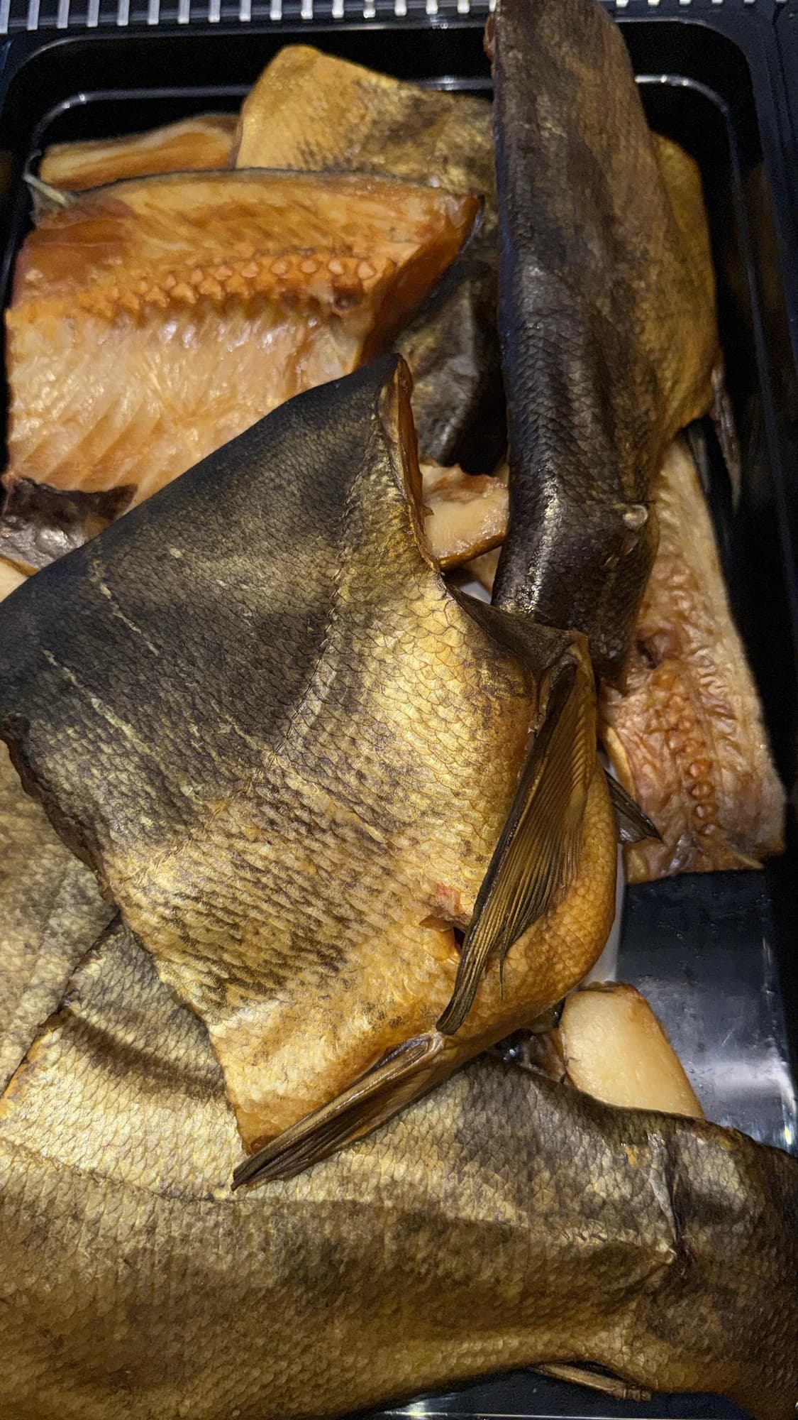 Geräucherte Fischfilets im Tresen
