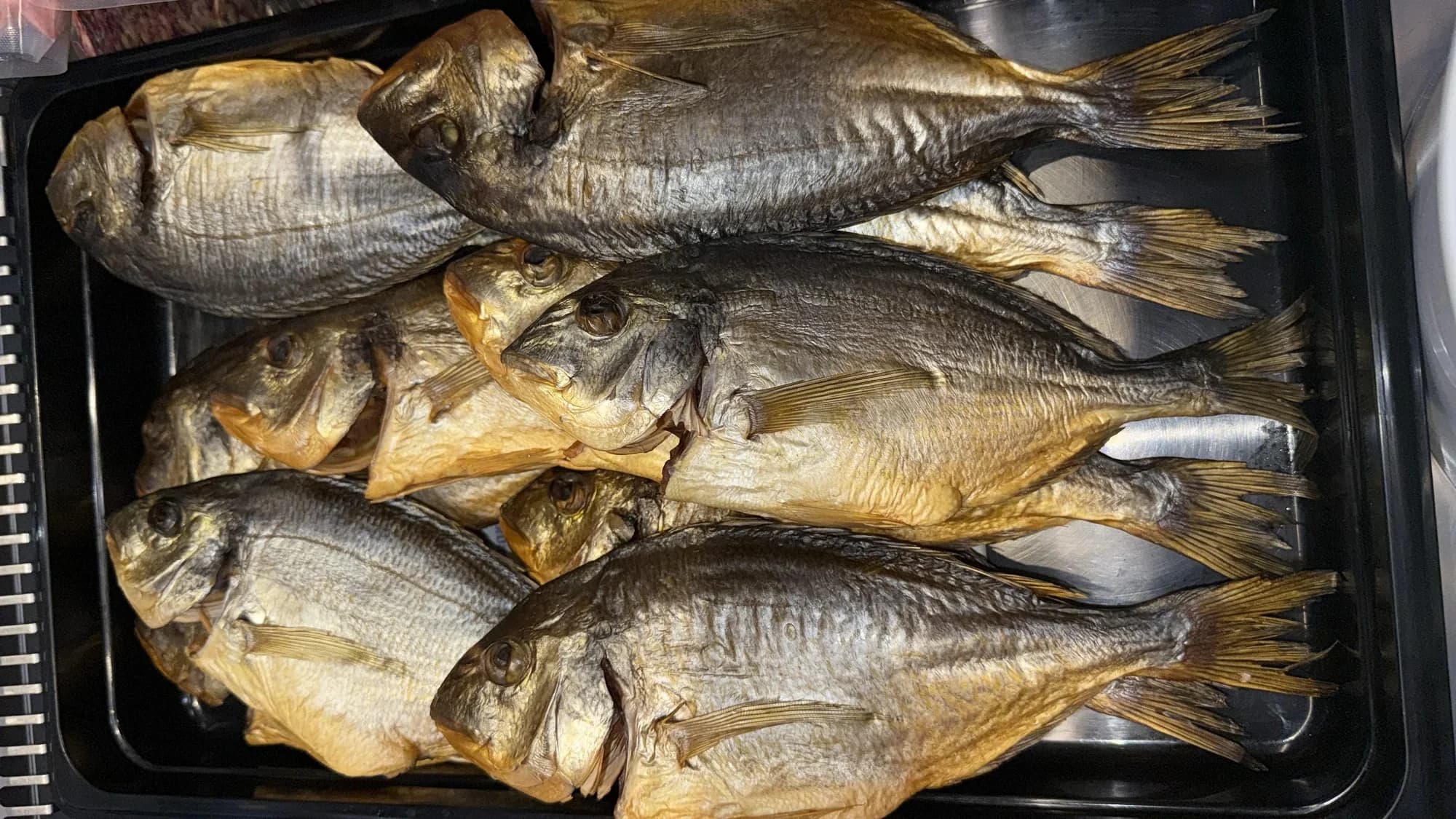 Ganzer geräucherter Fisch, goldbraun