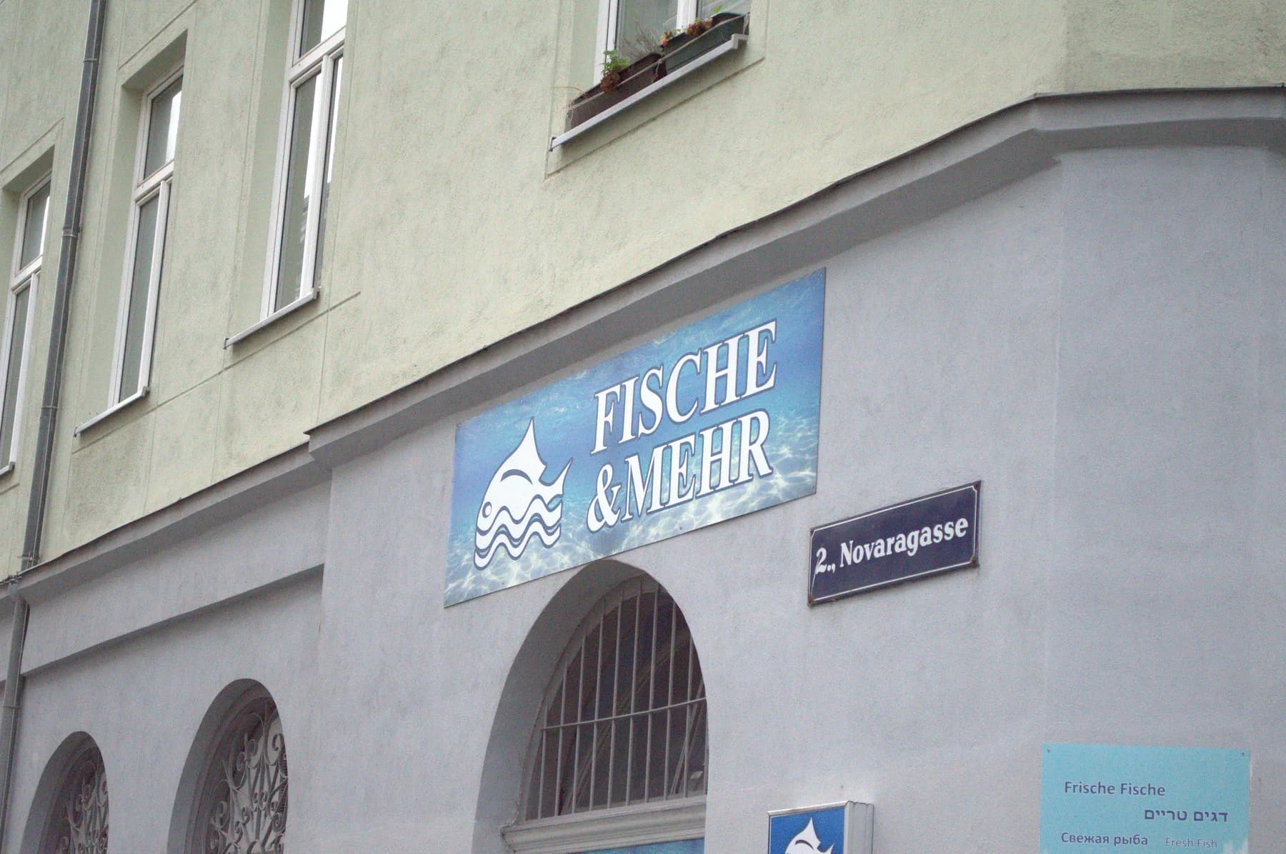 Ladenfront von Fische & mehr, Ecke Novaragasse