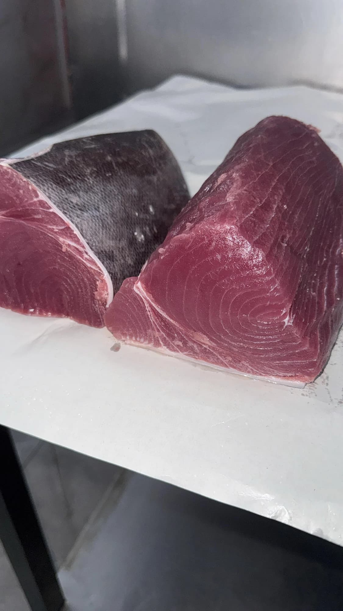 Frische Thunfisch-Loins, frisch zugeschnitten